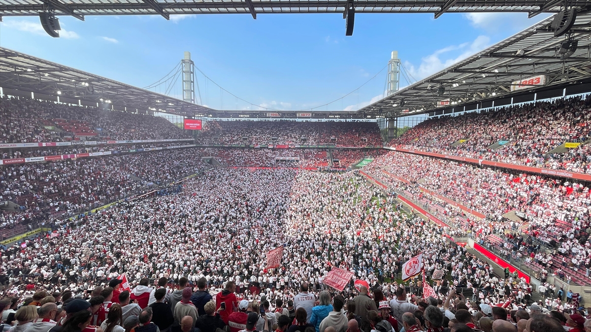 AA-20250519-38009602-38009601-SLAVLJE_NA_STADIONU_NAKON_STO_JE_FC_KOLN_OSTVARIO_PLASMAN_U_BUNDESLIGU Ovakve scene ostavljaju bez daha, čuveni njemački klub sa trojicom bh. igrača slavi povratak u Bundesligu