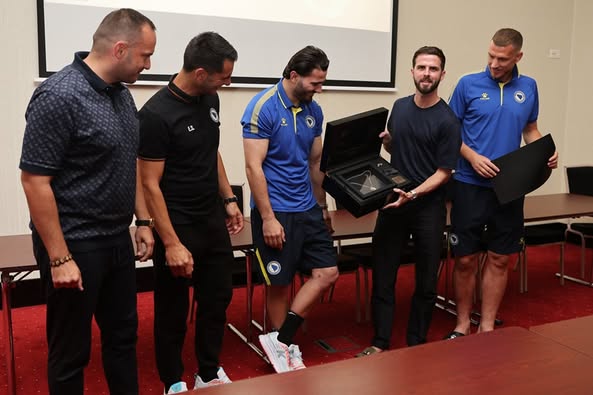 3 FOTO/ Pjanić, Kolašinac i Salihović stigli u hotel Zmajeva