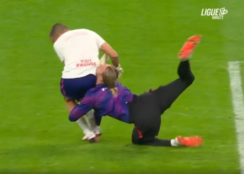 Bizarna povreda golmana PSG-a tokom zagrijavanja (VIDEO)