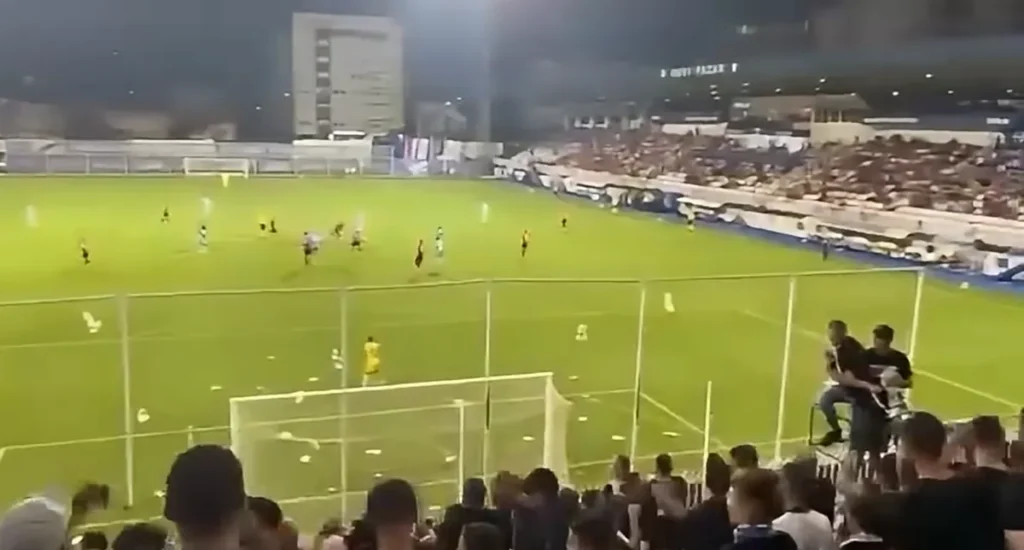 Burne scene u Novom Pazaru: Navijači teren zasuli pelenama, skandirali i protiv Ratka Mladića (VIDEO)