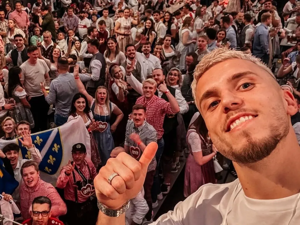 Demirović prelomio i odbio Galatasaray, a onda je uslijedila scena s ćevapima koja je oduševila navijače (FOTO)
