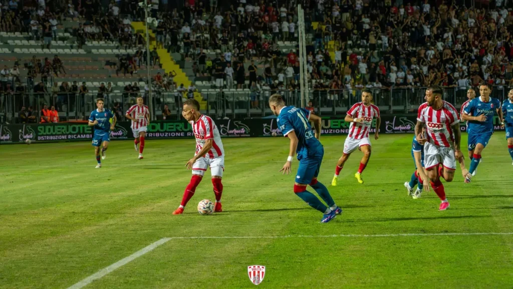 Derbi koji se nije igrao 37 godina izazvao ludnicu navijača (VIDEO)