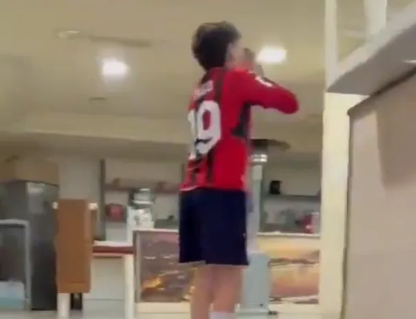 Dječak postao hit na internetu: Ušao u restoran u Napulju i uzviknuo nešto što je “zabranjeno” (VIDEO)