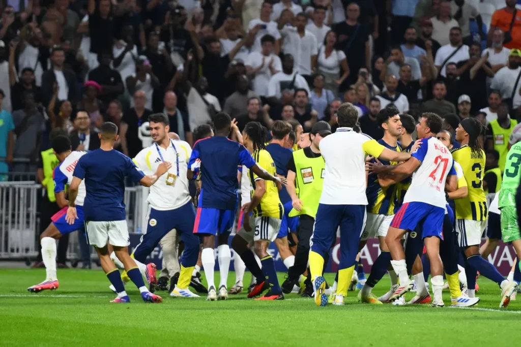 Haos nakon plasmana Fenerbahčea u Ligu prvaka: Guendouzi provocirao navijače Lyona, pa izbila opšta tučnjava (VIDEO)