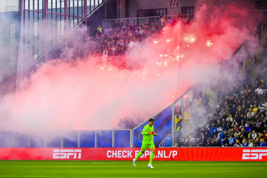 Haos u Nizozmeskoj: Navijači Feyenoorda prekinuli utakmicu, pet osoba povrijeđeno (VIDEO)