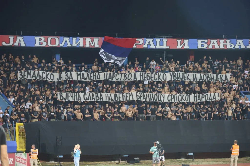 Navijači Borca razvili parolu ratnom zločincu Ratku Mladiću: Publika u Banjaluci aplaudirala (FOTO)