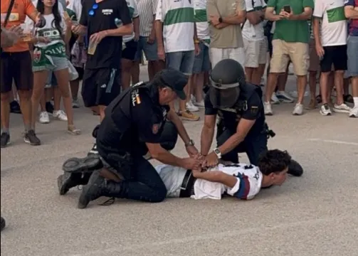Pogledajte kako je policija brutalno pretukla navijača Barcelone (VIDEO)