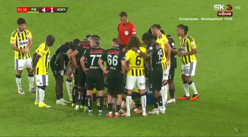 Užasne scene u Istanbulu: Zvijezda Fenerbahčea ostala bez svijesti nakon udarca u glavu, klub se hitno oglasio (VIDEO)