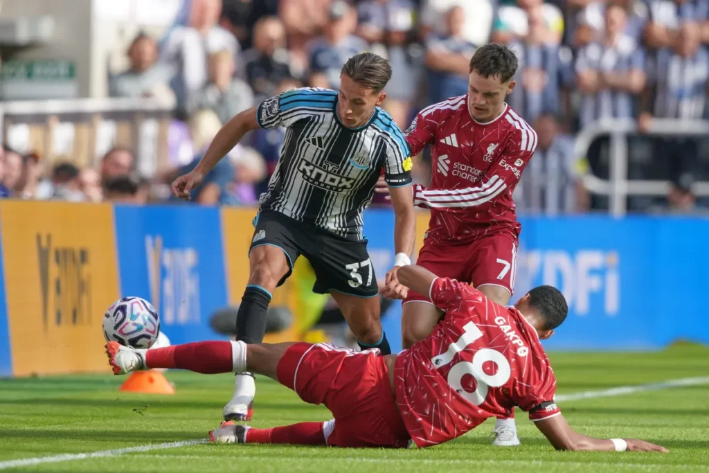 Dedić izveo potez koji je oduševio Newcastle: Jednog rivala poslao na travu, drugom proturio loptu kroz noge (VIDEO)