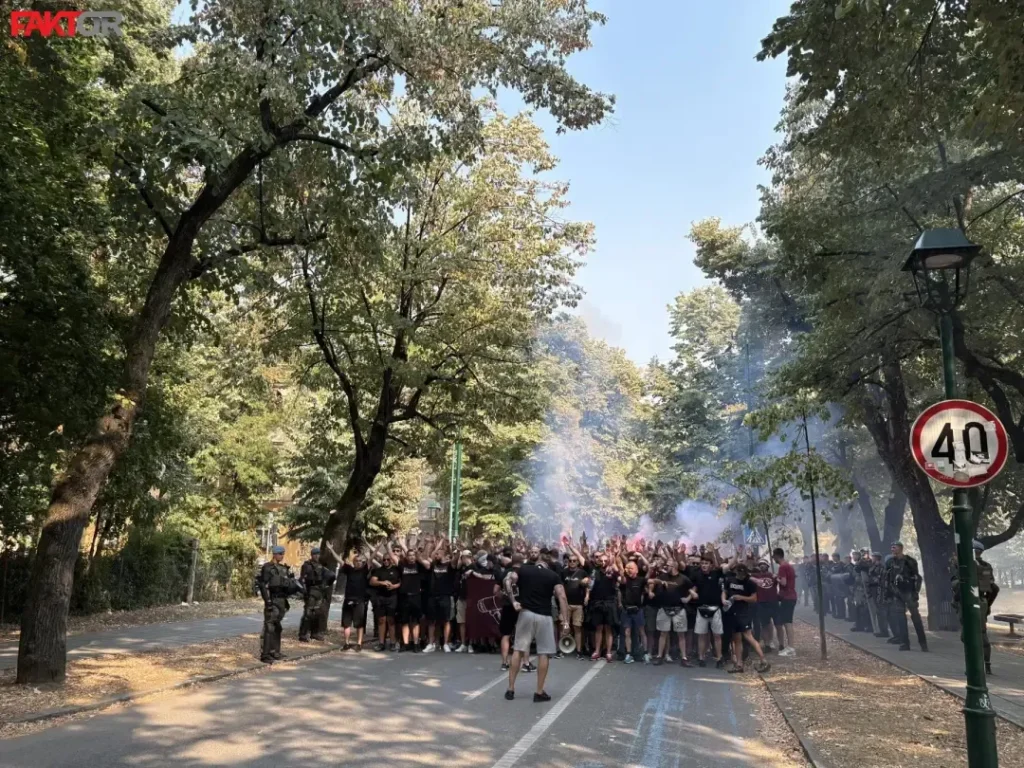 Horde zla u korteu krenule prema Grbavici: Pjesma i pirotehnika pred veliki sarajevski derbi (VIDEO)