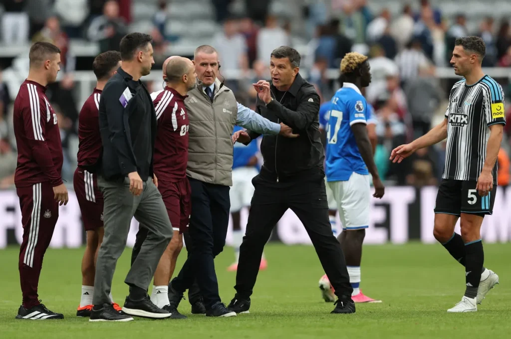 Jakirović u centru gužve nakon drame kod Newcastlea: „Morao sam zaštititi svog igrača“