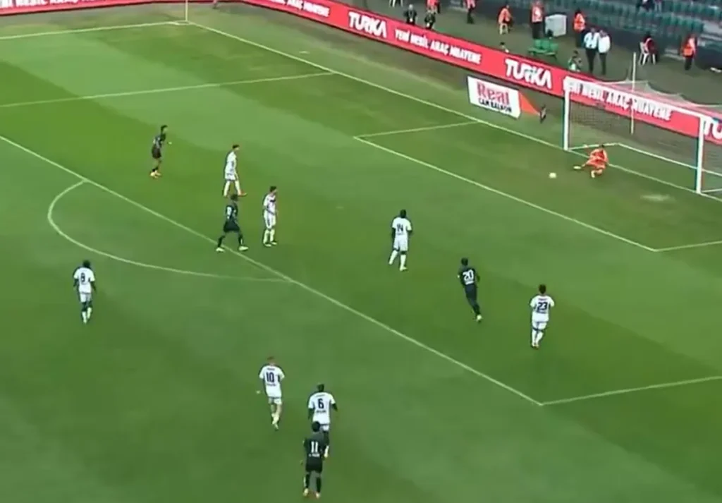 Komedija na fudbalskom travnjaku: Pogledajte kakav je gol primio golman u Turskoj (VIDEO)