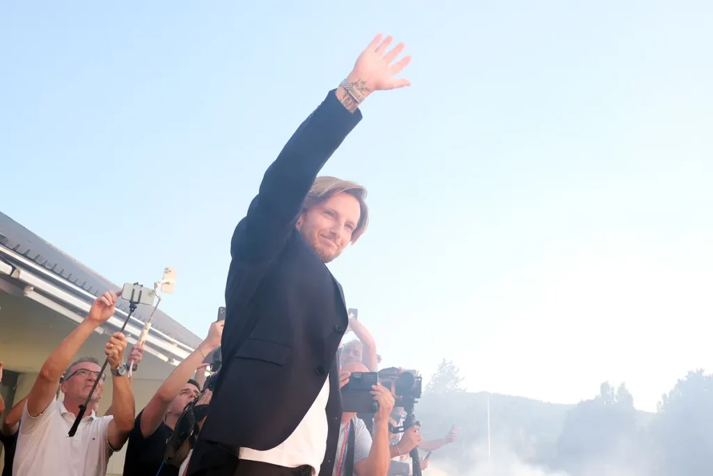 Legendarni Ivan Rakitić je zbog jednog čovjeka pratio sarajevski derbi: “Bravo Željo!” (FOTO)