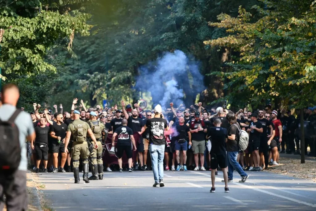 Navijači Sarajeva u velikom broju krenuli ka stadionu na vječiti derbi