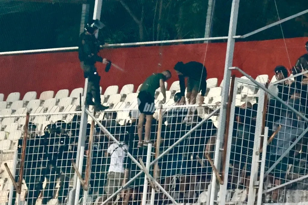 Navijači Veleža izbačeni sa gradskog derbija, intervenisala i policija