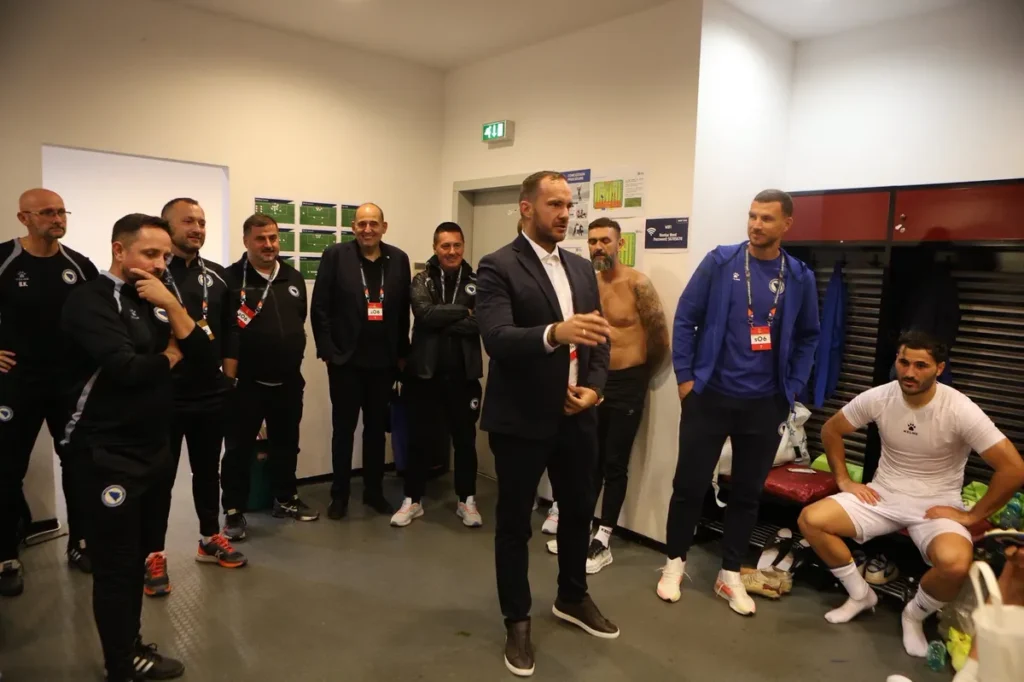 Pogledajte kako je Vico Zeljković čestitao Zmajevima nakon velike pobjede u Bukureštu (FOTO)