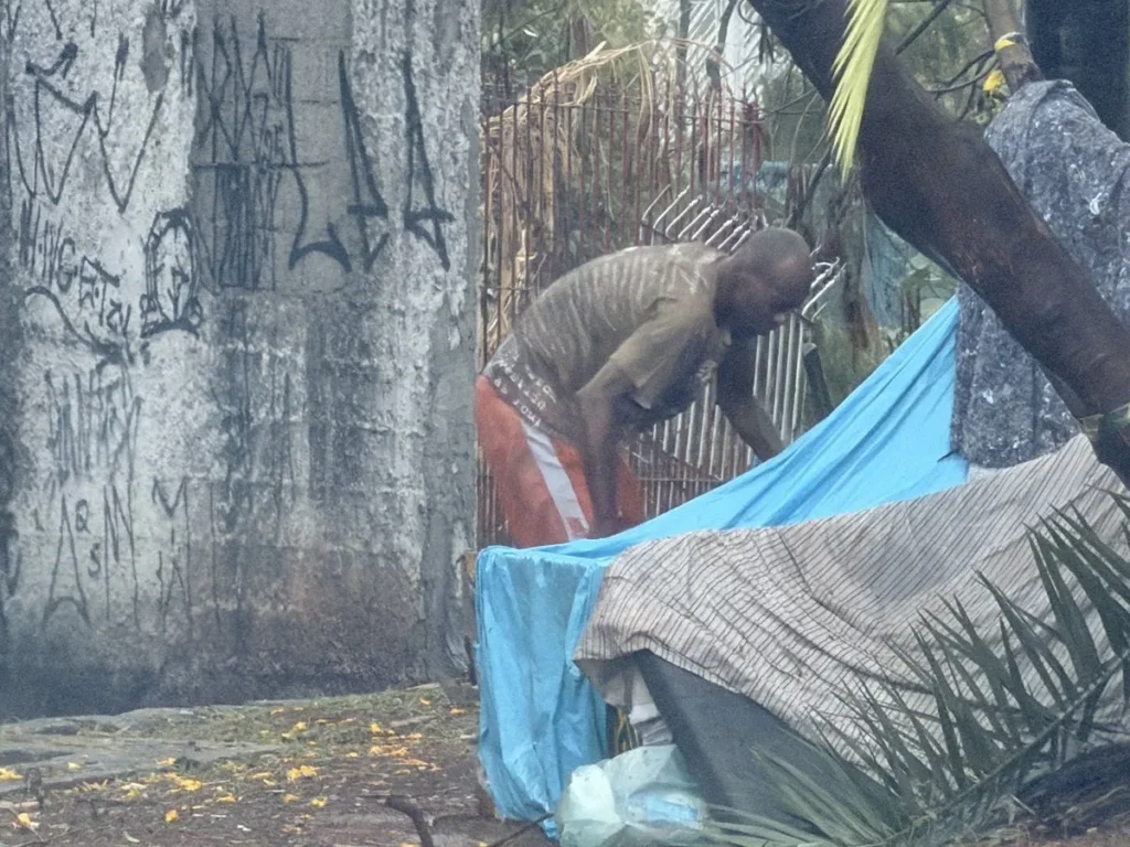 Potresna sudbina nekadašnjeg fudbalera, danas spava pod ceradom i kartonima: Bolje je da misle kako sam mrtav