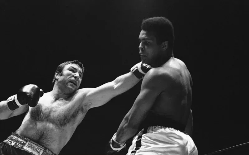 Umro slavni bokser koji se dva puta borio protiv Muhammada Alija