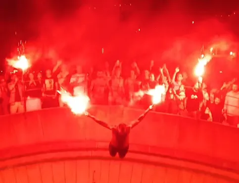 Veličanstven noćni skok sa Starog mosta u čast preminulog Emira Balića