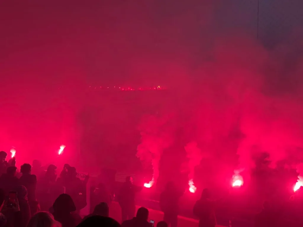 Baklje obasjale Grbavicu: Navijači Željezničara obilježili poseban jubilej