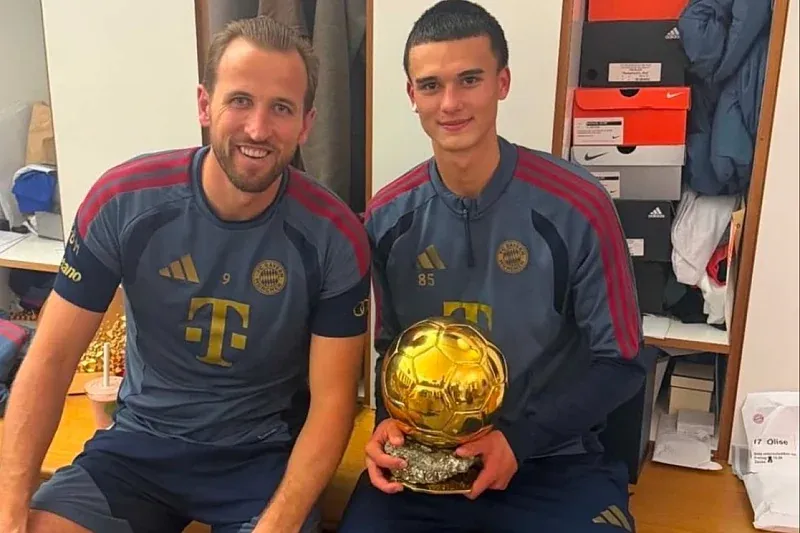 Bayern ima novog dragulja, a mogao bi zaigrati za BiH: Trenirao sa Kaneom, a onda pozirali sa Zlatnom loptom