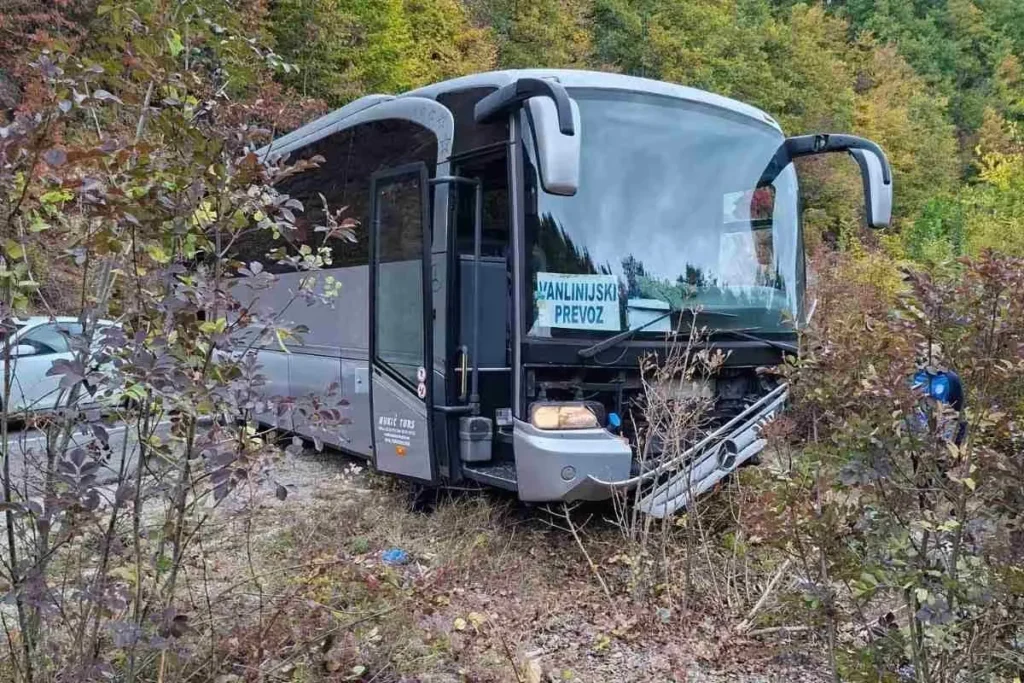 Drama na putu prema Goraždu: Autobus s fudbalerima Famosa sletio s ceste, ima povrijeđenih