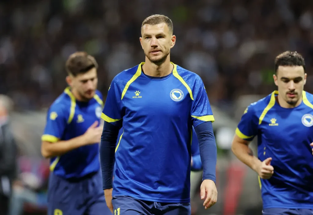 Edin Džeko izašao na zagrijavanje uz ogromne ovacije publike (VIDEO)