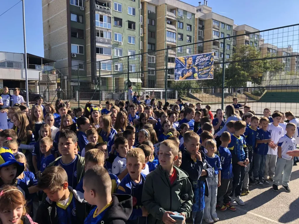 “Edine, hvala ti!”: Učenici sarajevske škole priredili emotivan ispraćaj Džeki, s njima bio i njegov sin Dani