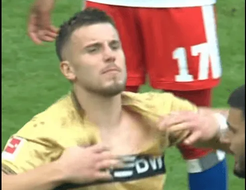 Ermedin Demirović promašio sjajnu šansu, pa u naletu bijesa pocijepao dres