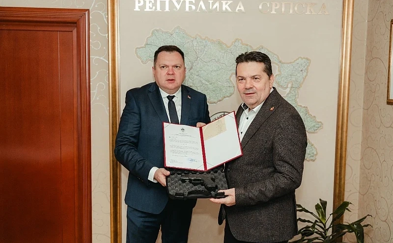 “Glock 19” | Šta je htio ministar Budimir uručivanjem pištolja Stevandiću?