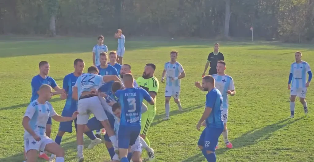 Haos na fudbalskoj utakmici u Srbiji: Igrači se žestoko potukli, navijači utrčali na teren (VIDEO)