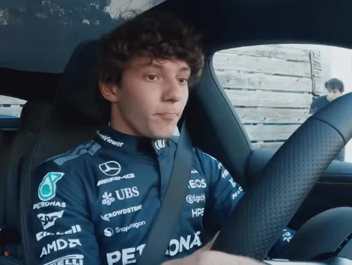Hit snimak! Mercedesov dragulj u automobilu napravio amatersku grešku