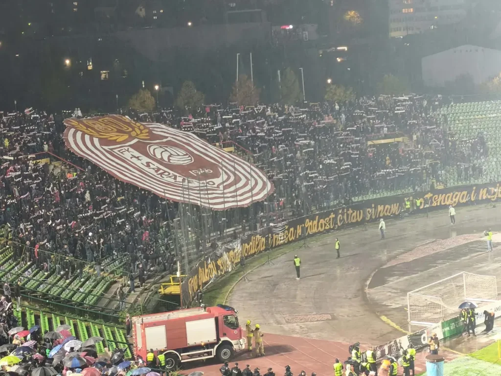 Horde zla priredile spektakularnu koreografiju i vatromet za rođendan kluba, bakljada Manijaka odgodila početak derbija u 19:46 sati (VIDEO)