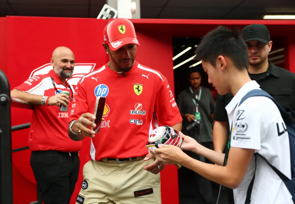 Lewis Hamilton kaže da su mlađi vozači previše oprezni u kišnim uslovima