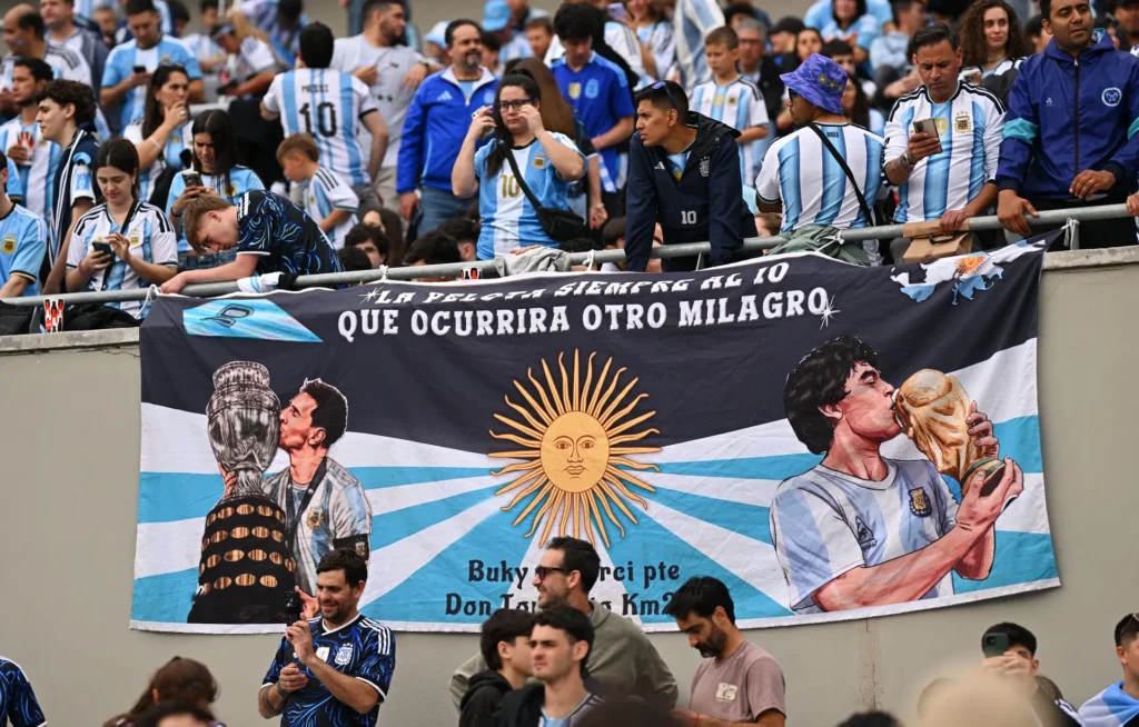 Messi u suzama stigao na stadion koji je pun sat i po prije početka utakmice