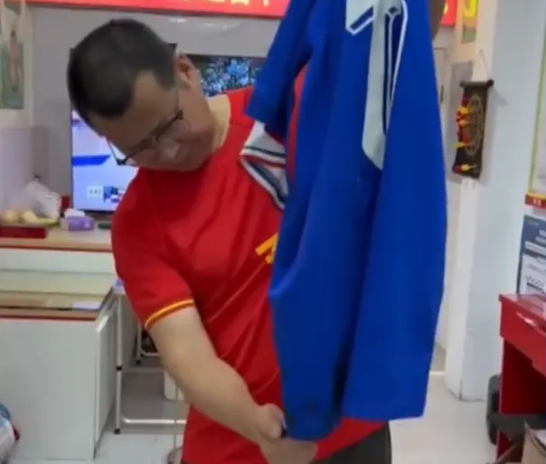 Navijači pale dresove Kyliana Mbappea, izvinjenje nije smirilo strasti (VIDEO)