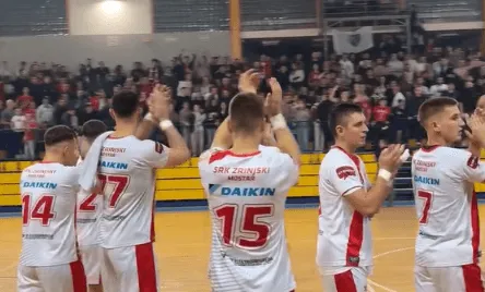 Ovako su igrači Zrinjskog slavili pobjedu pred dvoranom ispunjenom Red Armyjem