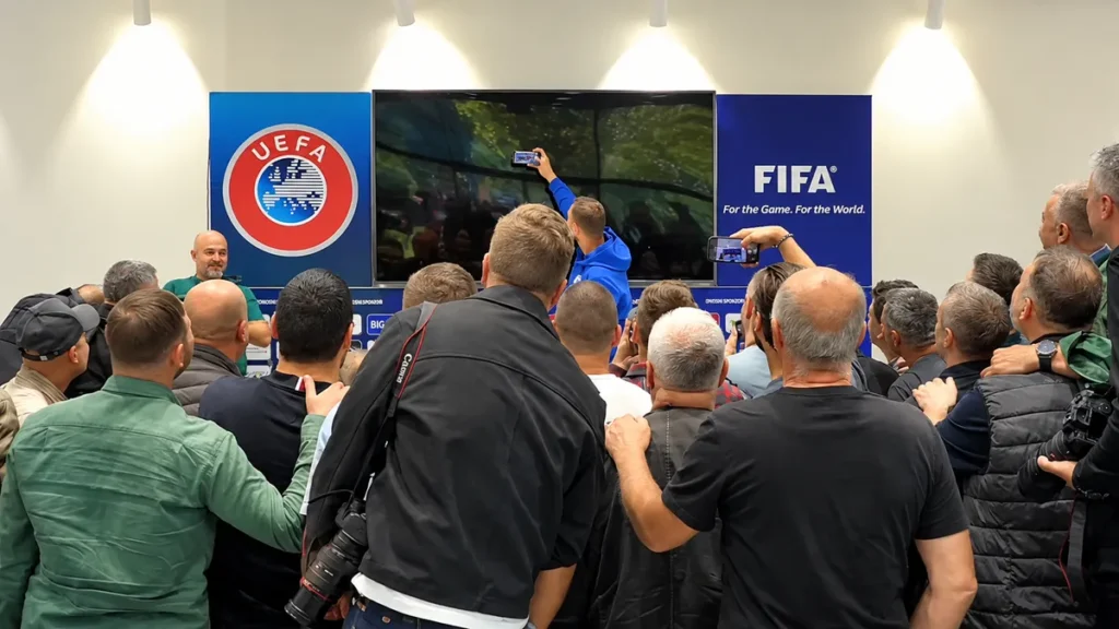 Pogledajte kako je Edin Džeko oduševio novinare na kraju oproštajne press konferencije (VIDEO)
