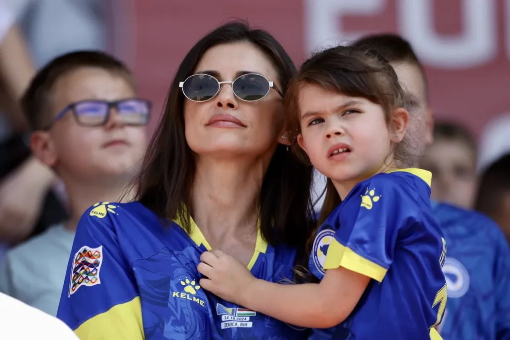 Porodica Edina Džeke objavila emotivnu poruku: “Tata, uvijek smo tvoji najveći navijači, volimo te” (VIDEO)