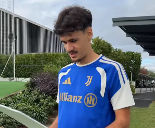 Poseban trenutak za Kerima Alajbegovića: Reprezentativcu BiH uručena nova EA FC 27 kartica, pogledajte njegovu reakciju (VIDEO)