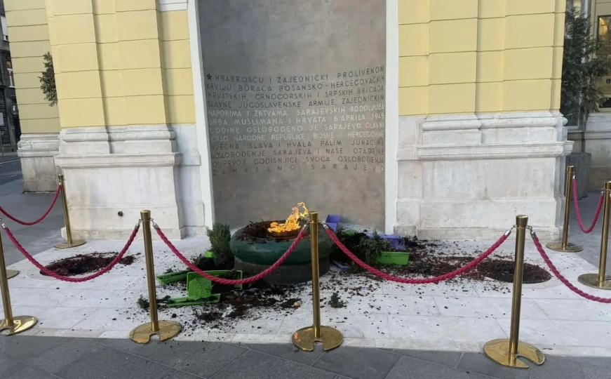Sramotan vandalizam u centru Sarajeva: Nepoznate osobe uništile prostor oko Vječne vatre