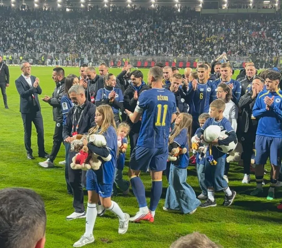 Stotine plišanaca poletjelo prema Edinu Džeki: Humanost kapitena do kraja VIDEO
