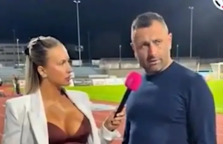 Trener pokušavao ne gledati u dekolte voditeljice: Njegova reakcija postala hit na društvenim mrežama (VIDEO)