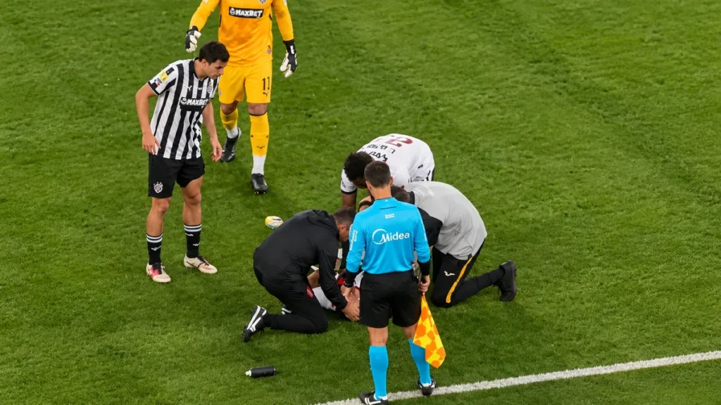Uznemirujuće scene: Bivši fudbaler Crvene zvezde izgubio svijest nakon udarca u grudi (VIDEO)