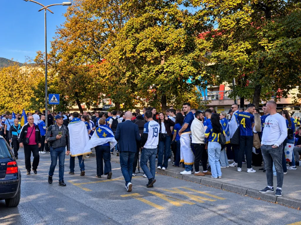Zenica već „gori“, a do utakmice više od tri sata: Navijači pristižu na Džekin posljednji ples (FOTO)