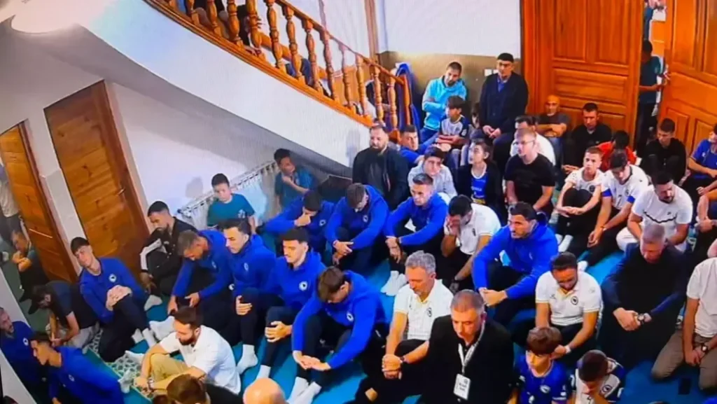 Zmajevi prije polaska u Zenicu zajedno otišli na džuma-namaz (FOTO)